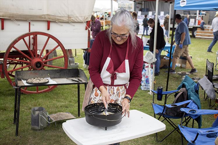 Donna Weaver cleans up her Dutch oven after placing third in the contest.