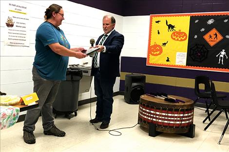 EPA Regional Administrator Greg Sopkin presents Polson Middle School teacher Amy Williams with the Presidential Innovation Award, recognizing her work in the  environmental education field.