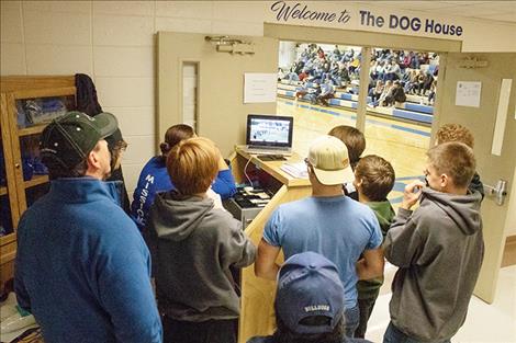A group of Bulldog faithful watch the game from the Mission gym.