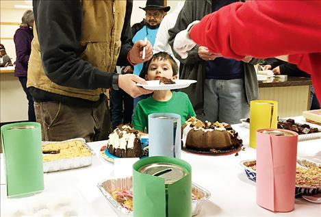 Eddy Kloberdanz checks out the tasty treats on his dad’s plate.