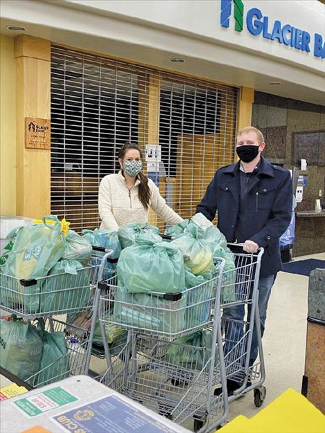 Volunteers Leslie Martin and Clay Shoemaker finalize their shopping list.