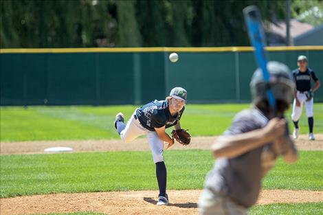 Mariner Ethan McCauley delivers a pitch. 