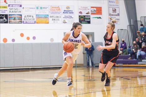 Charlo Lady Viking Mila Hawk races past a defender.