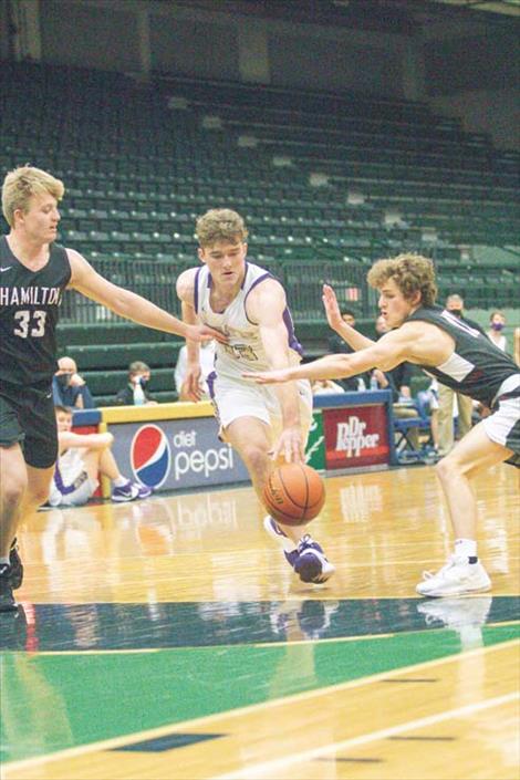 Polson Pirate Braunson Henriksen dribbles through Bronc defenders.