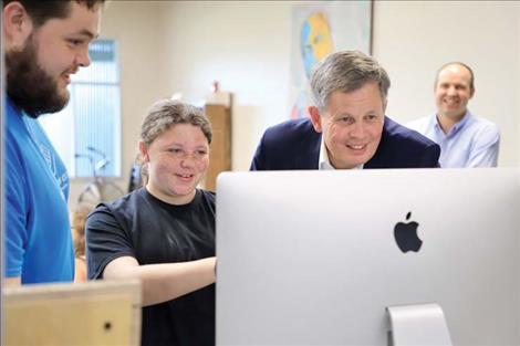 Daines visits Boys and Girls Club