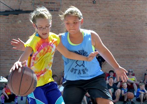 Ali Hupka of Miami Sunshine dribbles past Macao Jackson of the Morning Stars.