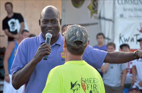 Former Los Angeles Lakers’ Michael Cooper entertained the crowd.