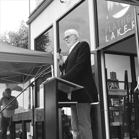 Basketball giant Phil Jackson’s talks to the Flathead Lakers.