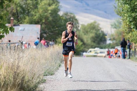  Mission Bulldog Andrew Rush wins the Mission Invite with a time of 16:42.8.