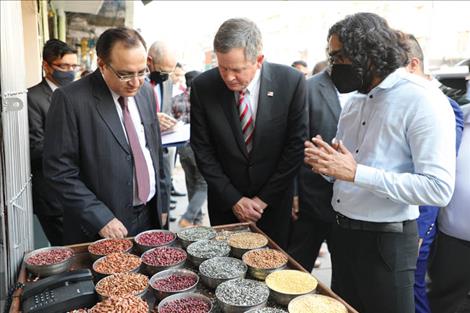 Senator Daines visits the naya Bazaar in Old Delhi.