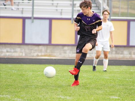  Max Wyman makes a pass.